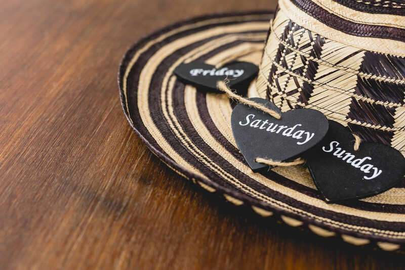Black wooden heart with name of weekend days over a Mexican hat. presseagentur-graz-oesterreich